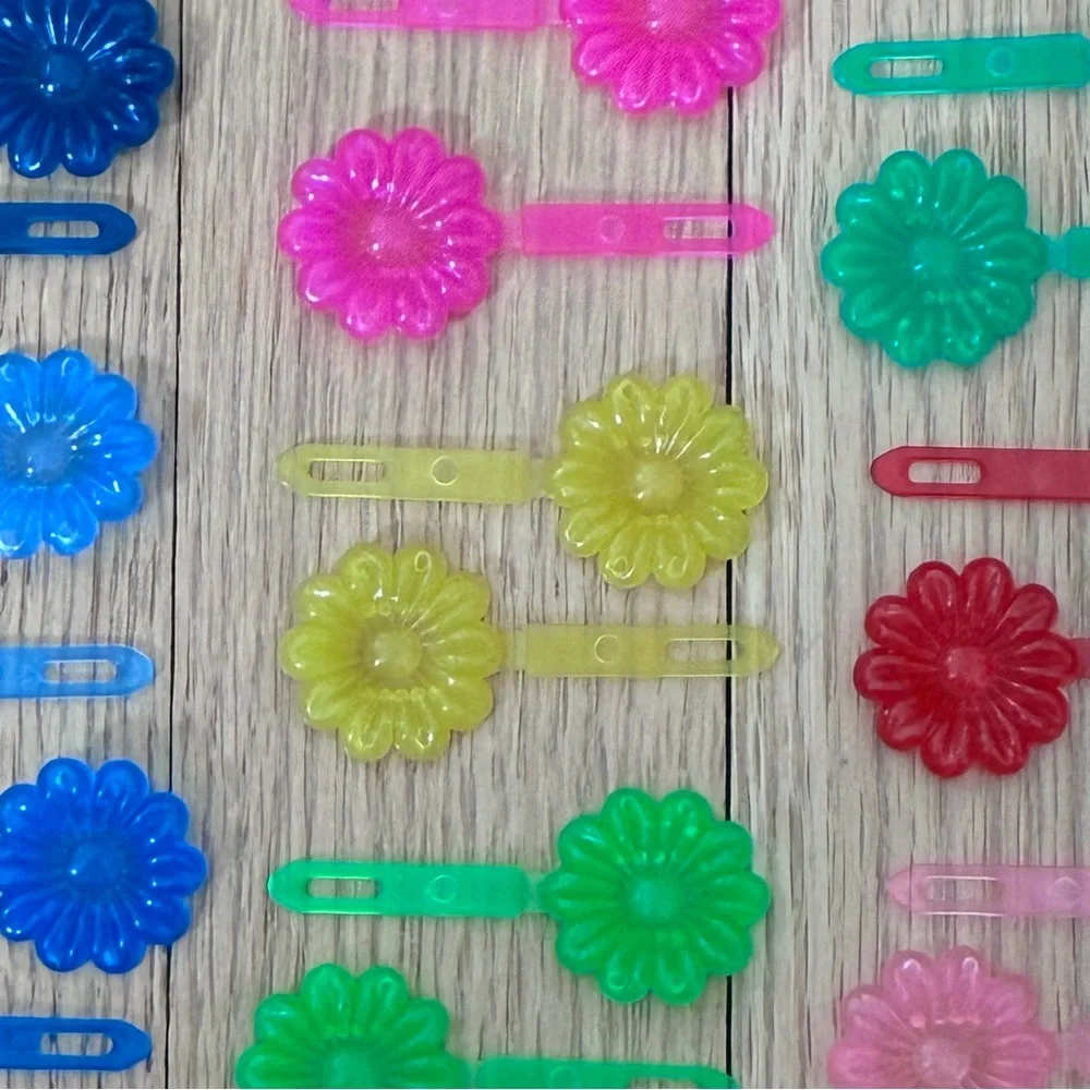 Plastic retro hair barrettes. Set of 20 Snap Close Daisy hair clips. Translucent